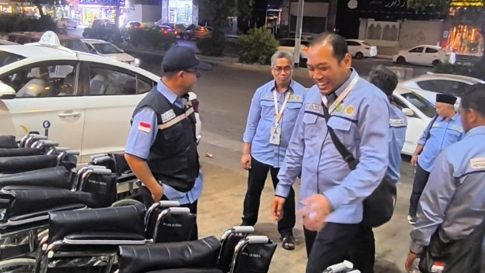 Warga lokal di sekitar hotel para Jamaah Haji Indonesia menginap, menghibahkan 20 kursi roda (Dok. kemenag.go.id)