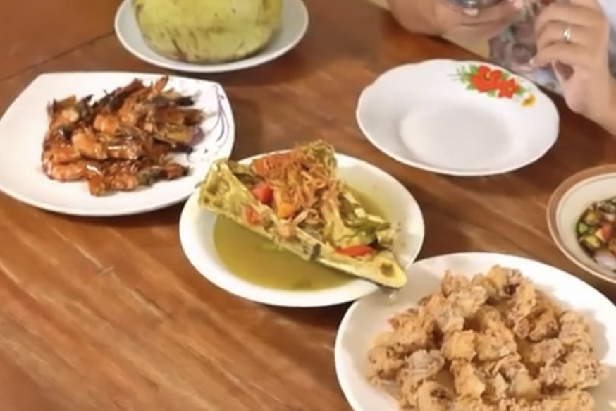 Sajian di Rumah Makan Sumber Jaya Ibu Dasem Indramayu. (YouTube Dyodoran)