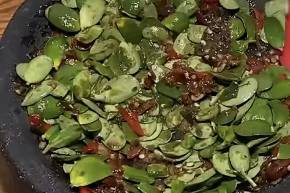 Sambal katel khas Majalengka yang pedas segar dengan daun pucuk kedelai (tangkap layar YouTube dapurumidina)
