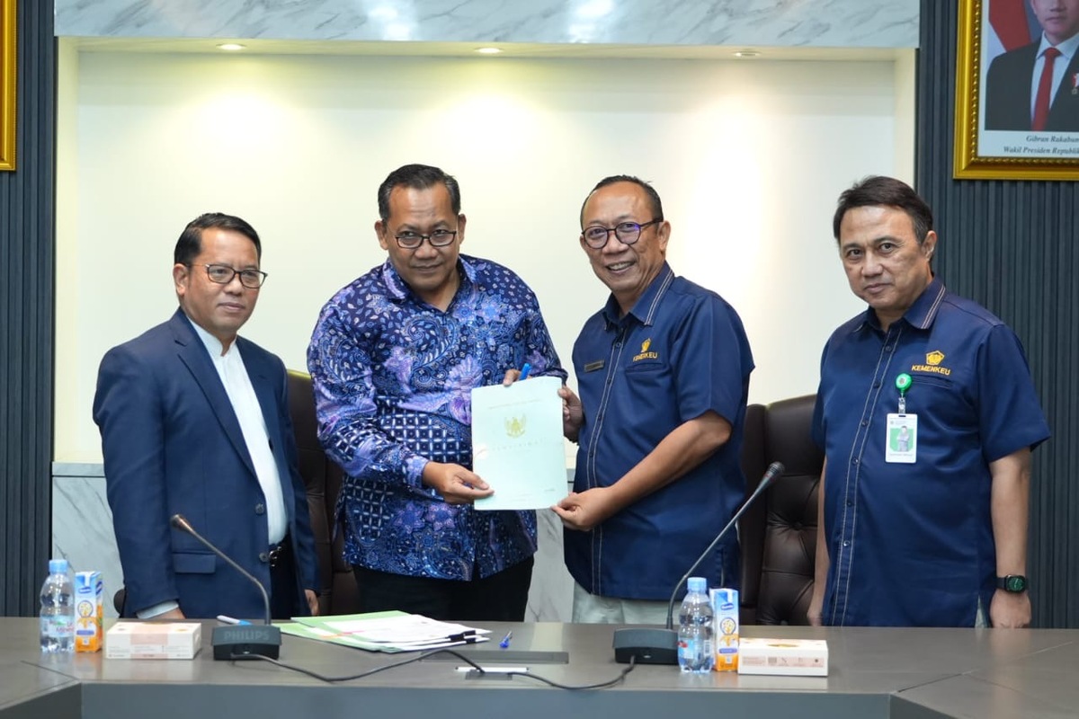 Penyerahan sertifikat tanah dari Kementerian Keuangan kepada Kementerian Agama untuk MTsN Pasir Sukaraya (Dok. kemenag.go.id)