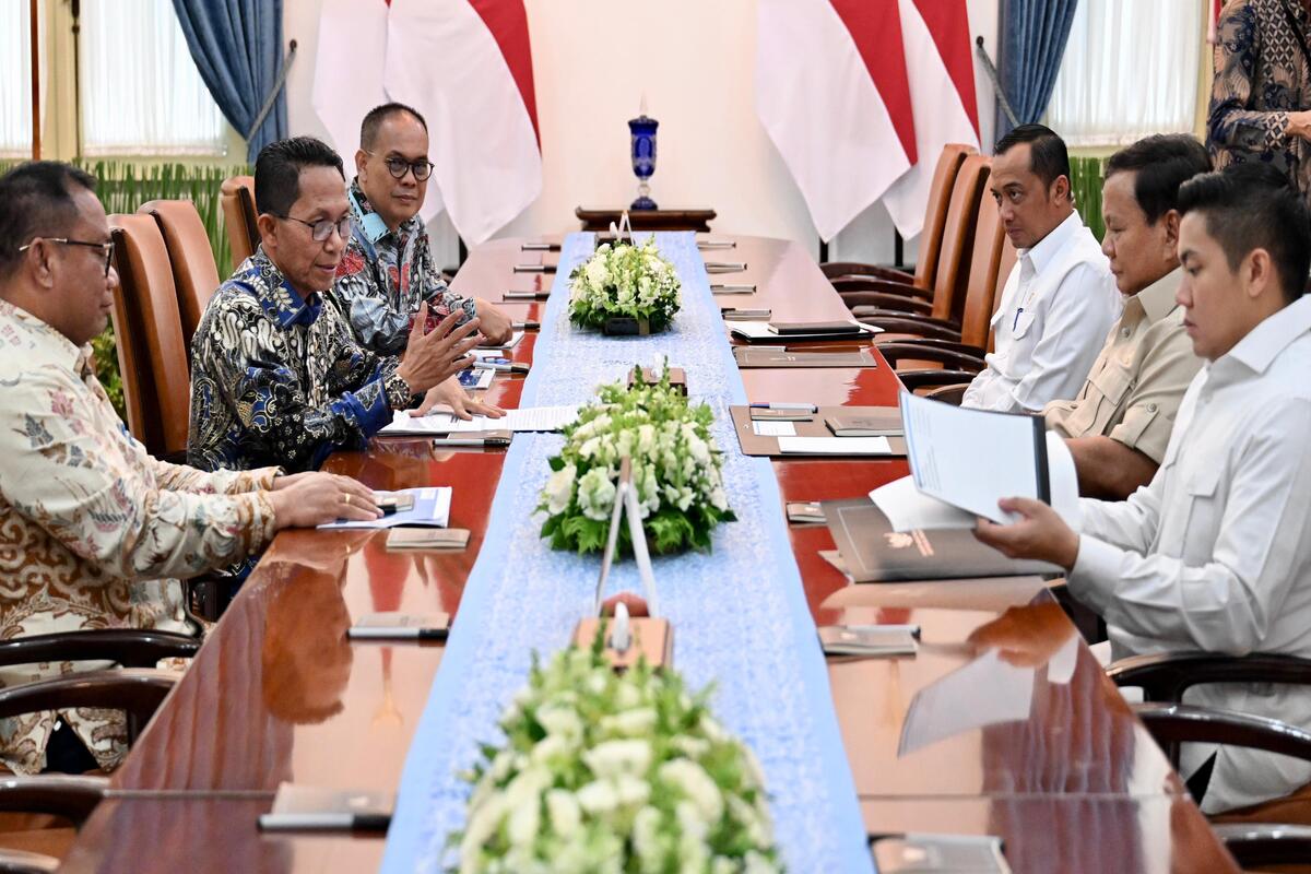 Presiden Prabowo Subianto menerima jajaran BP Batam di Istana Merdeka, membahas akselerasi investasi dan sinkronisasi kebijakan nasional dan daerah. (Dok. setneg.go.id)
