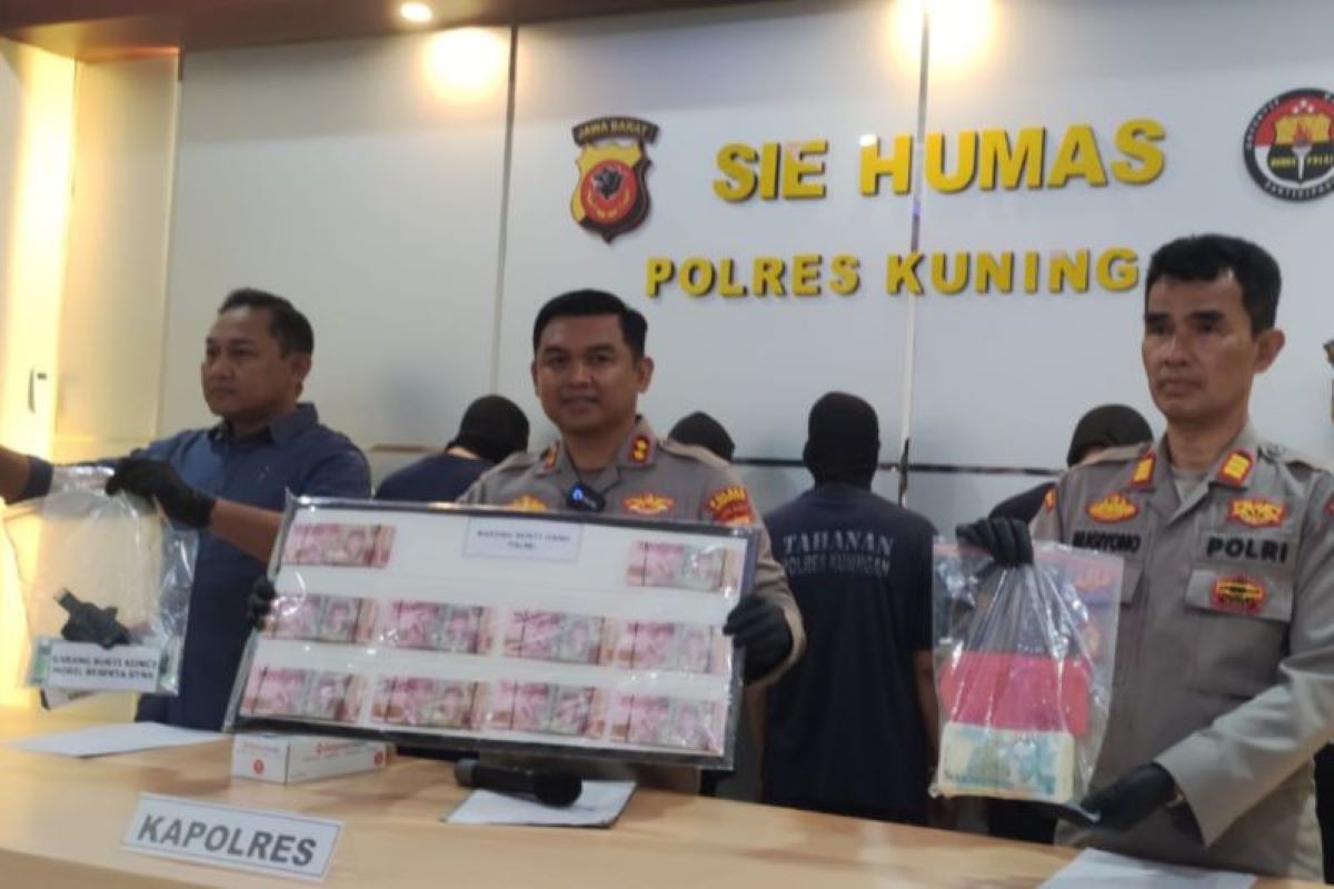 Polres Kuningan menggelar konferensi pers terkait dengan kasus peredaran uang palsu di Kuningan, Kamis (22/5). (Polres Kuningan/Antara)