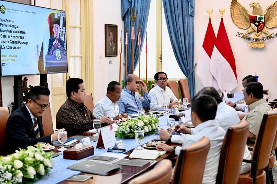 Presiden Prabowo Subianto memimpin Rapat Terbatas membahas proyek hilirisasi baterai kendaraan listrik di Istana Merdeka. (Dok. setneg.go.id)