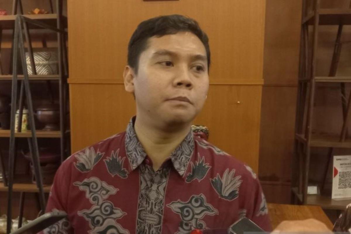 Kepala OJK Cirebon Agus Muntholib. (Fathnur Rohman/Antara)