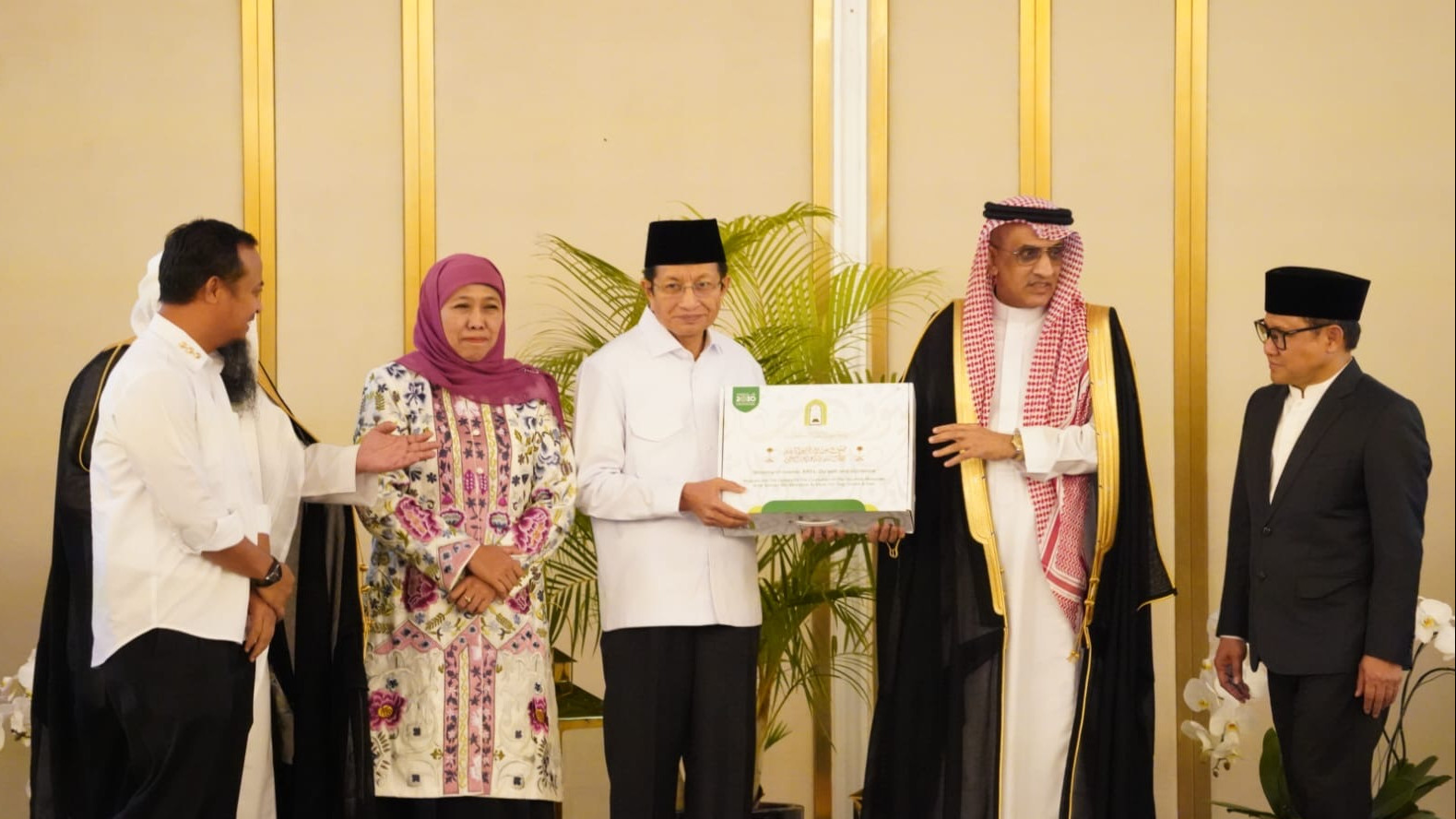 Menag Nasaruddin Umar menerima piagam simbolis program haji undangan Kerajaan Arab Saudi di Jakarta (Dok. kemenag.go.id)