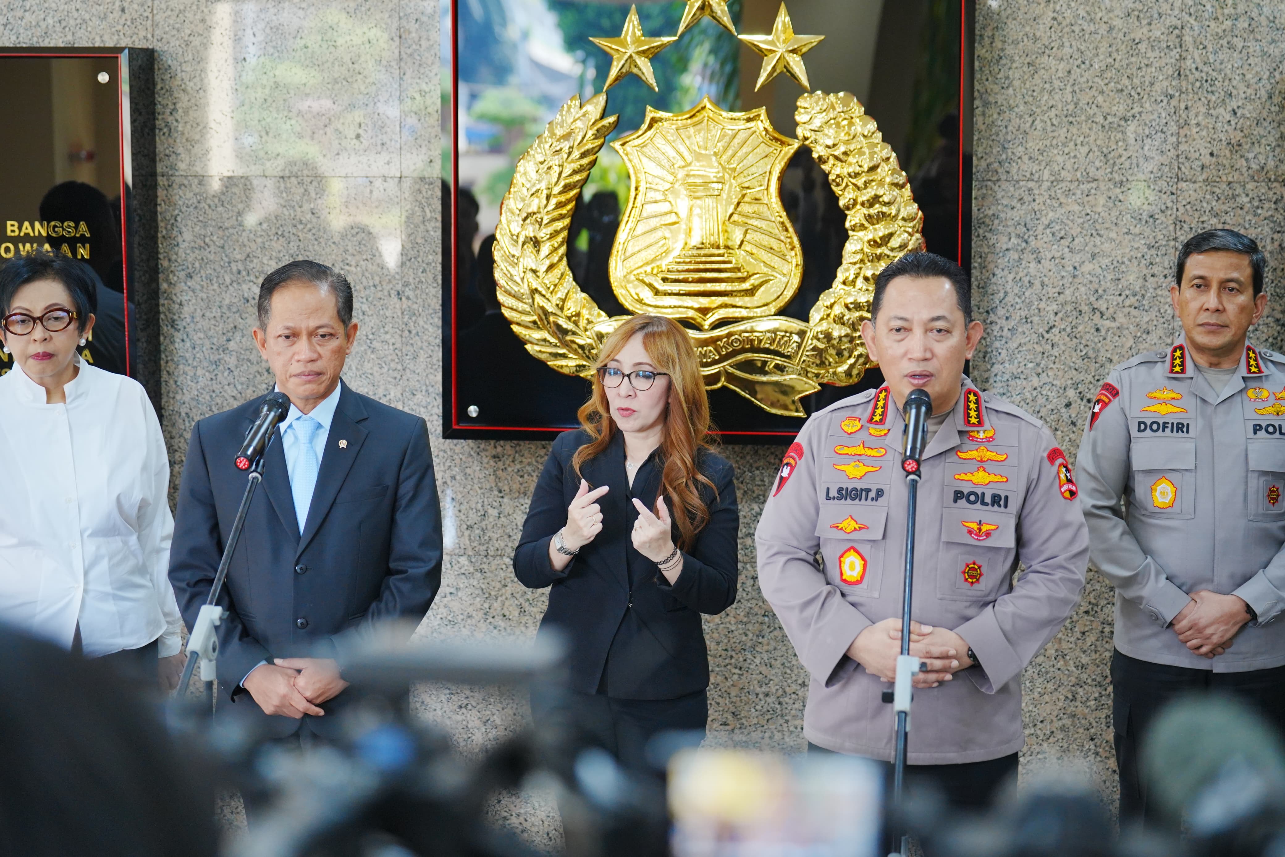 Kapolri Jenderal Polisi Listyo Sigit Prabowo dan Menteri Lingkungan Hidup dan Kehutanan (LHK), Hanif Faisol Nurofiq usai penandatanganan MoU. (Mabes Polri)