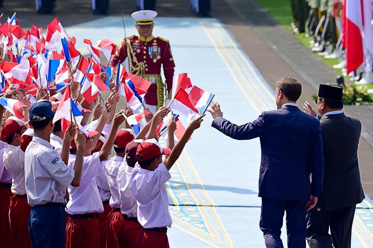 Presiden Prancis Emmanuel Macron di sambut oleh Presiden Prabowo Subianto beserta (Dok. setneg.go.id)