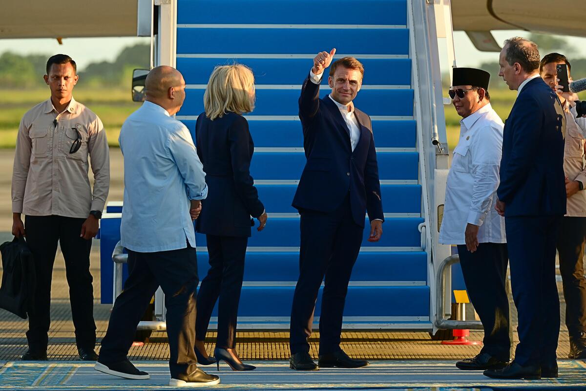 Presiden Prabowo Subianto mengantar Presiden Emmanuel Macron dan Ibu Negara Brigitte Macron (Dok. setneg.go.id)