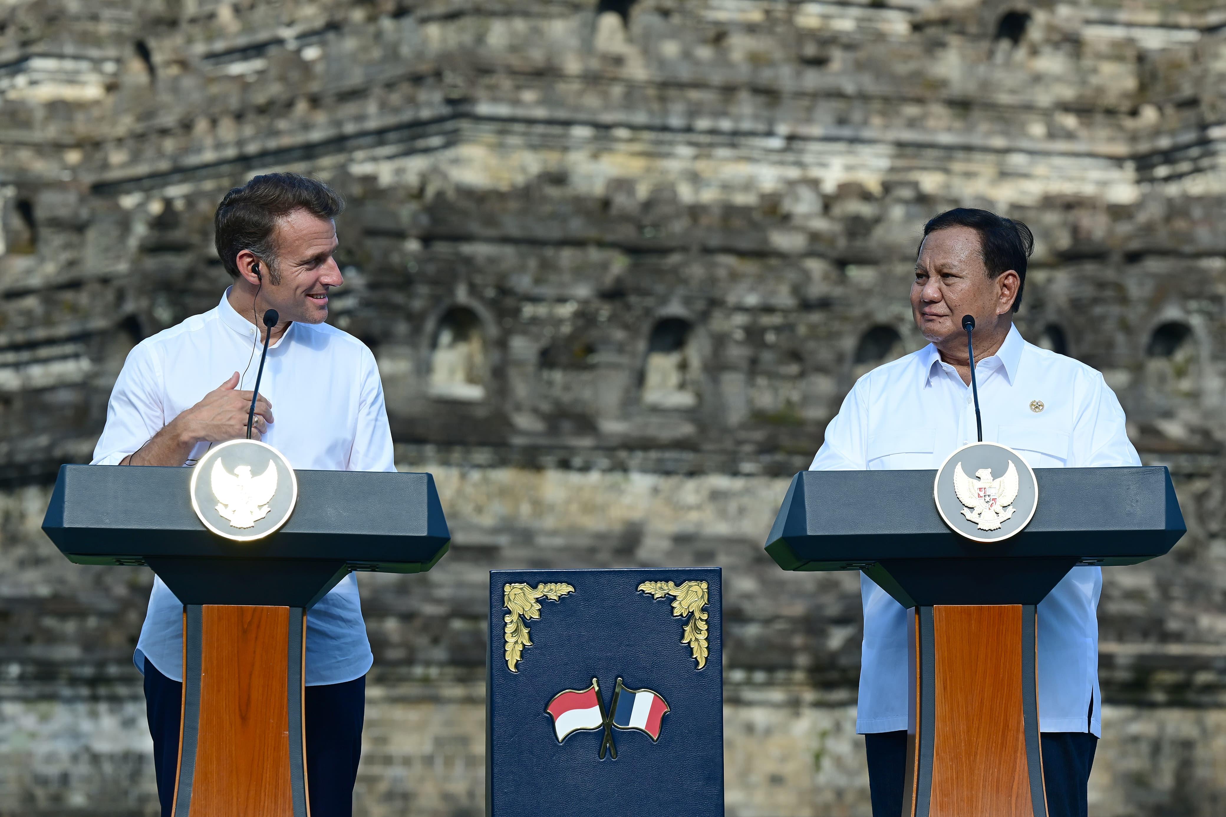 Presiden Prabowo Subianto bersama Presiden Prancis Emmanuel Macron di Candi Borobudur (Dok. setneg.go.id)