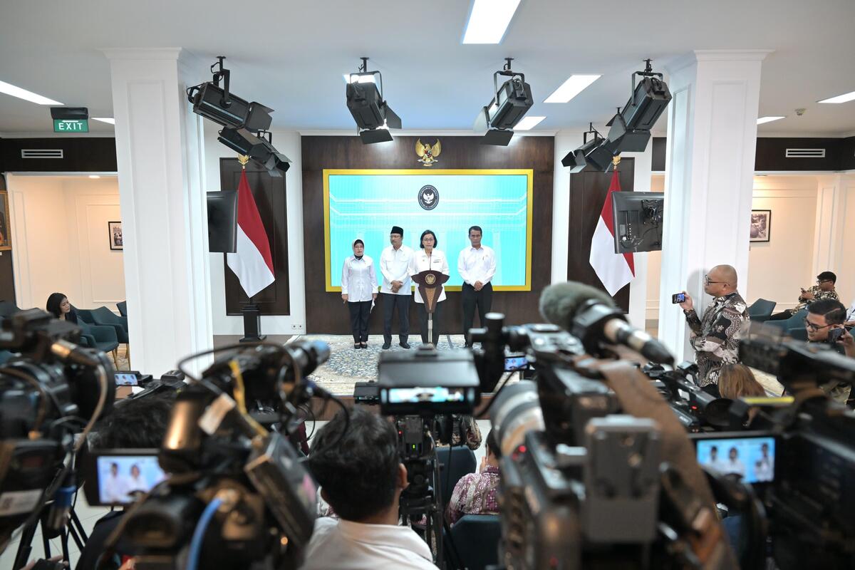 Menteri Sosial Saifullah Yusuf menyampaikan penjelasan usai Rapat Terbatas di Istana Merdeka, Senin (2/6/2025)