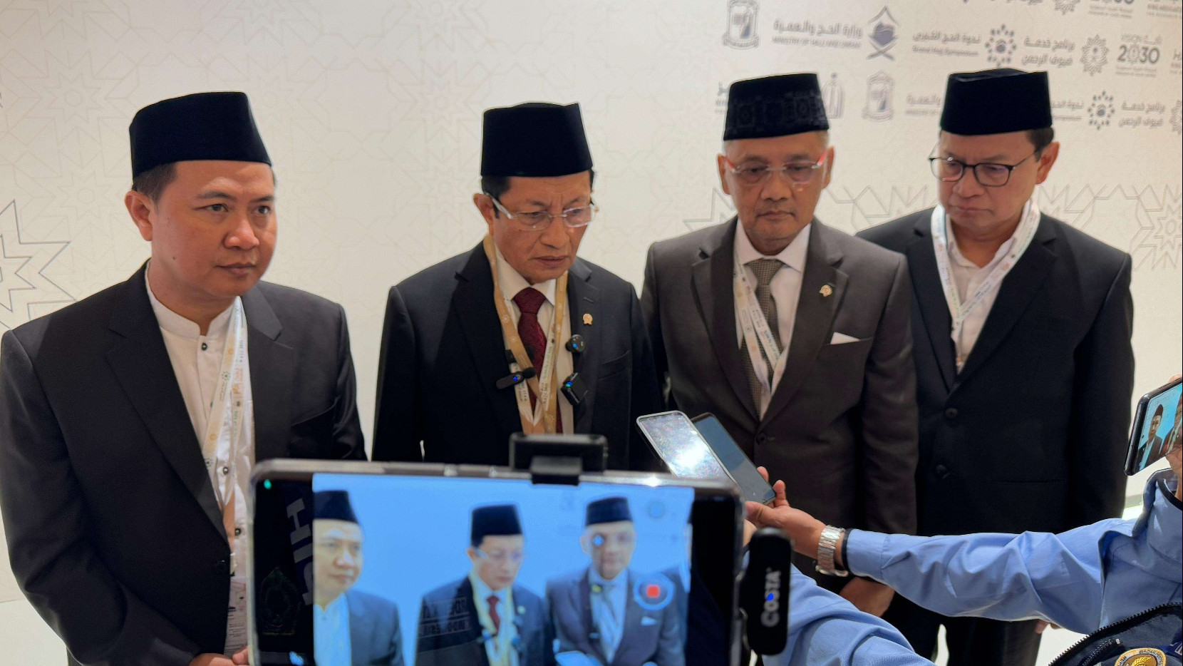 Menteri Agama Nasaruddin Umar saat memberikan imbauan kepada jemaah haji Indonesia untuk menjaga kesehatan di tengah suhu ekstrem jelang fase puncak haji Armuzna, Minggu (1/6/2025) di Jeddah