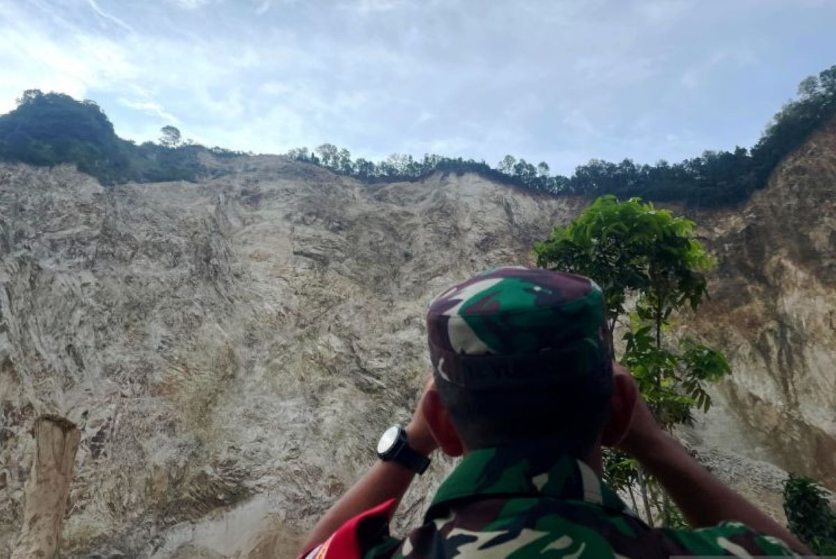 Tim SAR gabungan mencari empat korban yang diduga masih tertimbun material longsor di Gunung Kuda Cirebon, Selasa (3/6). (Fathnur Rohman/Antara)