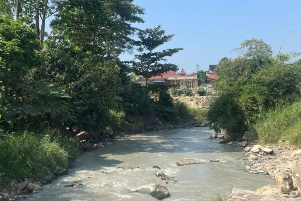 Kondisi aliran sungai yang tercemar akibat aktivitas tambang di Gunung Kuda Cirebon, Jawa Barat, Kamis (5/6). (Fathnur Rohman/Antara)