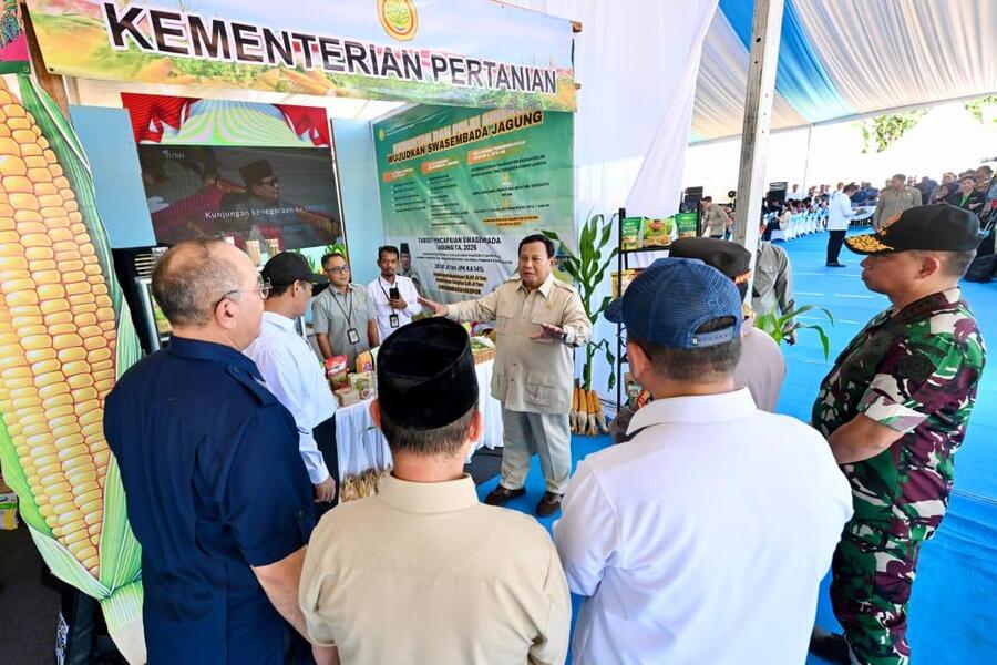 Presiden Prabowo Subianto meninjau stan pameran olahan jagung dan produk UMKM lokal saat kunjungan kerja di Kabupaten Bengkayang, Kalimantan Barat, Kamis (5/6/2025). (Dok. setneg.go.id)