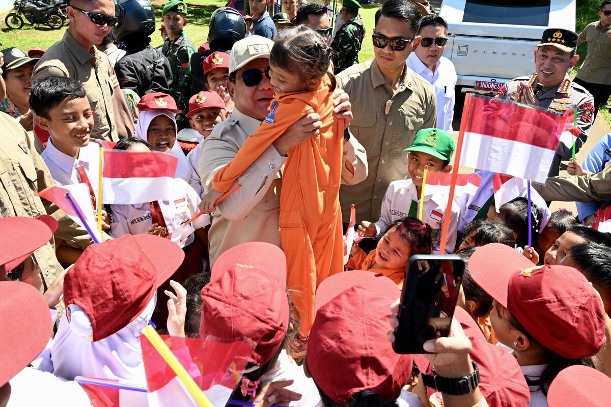 Presiden Prabowo Subianto menyapa langsung warga dan pelajar Bengkayang setibanya di Kalimantan Barat, Kamis (5/6/2025). (Dok. setneg.go.id)