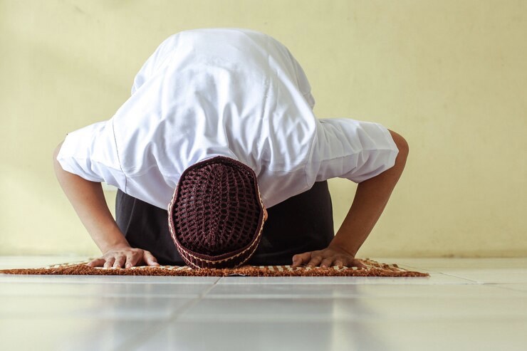Ilustrasi ibadah sholat. (freepik)