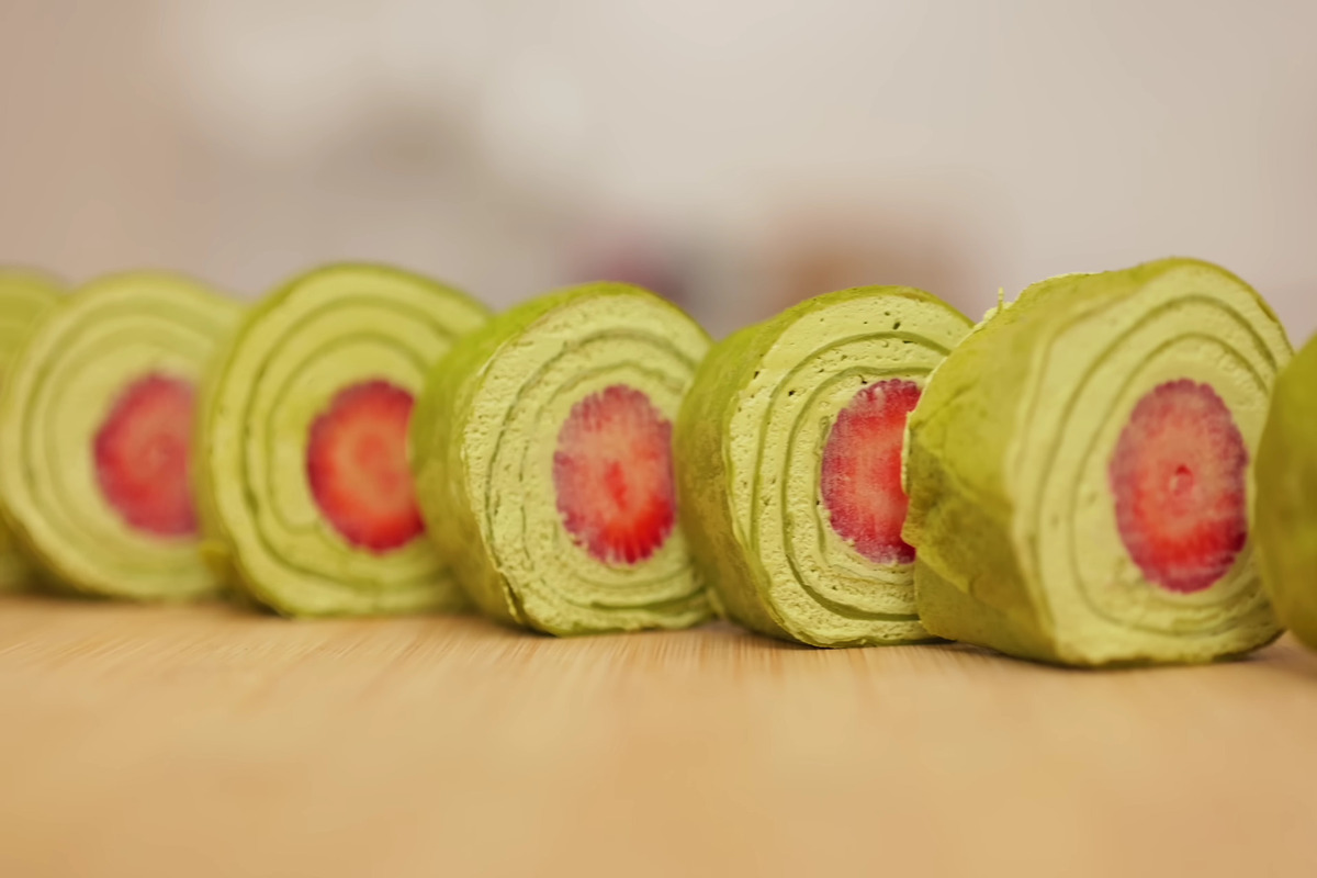 Matcha Crepe Roll Cake Isi Stroberi. (dok. Youtube Luvita Ho)