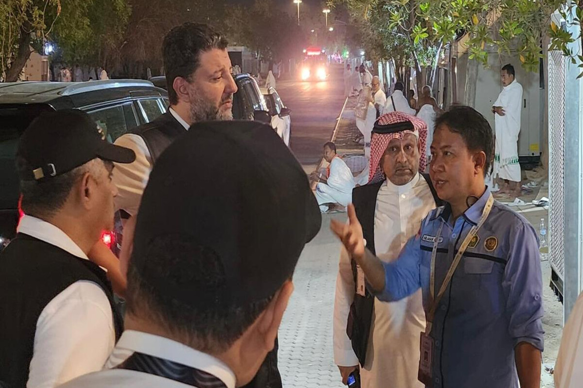 Dirjen PHU Hilman Latief dan Wakil Deputi Menteri Haji Saudi Iyad bin Ahmed Rahbini tengah berkoordinasi melakukan mitigasi darurat pergerakan jemaah dari Muzdalifah ke Mina. (Dok. kemenag.go.id)