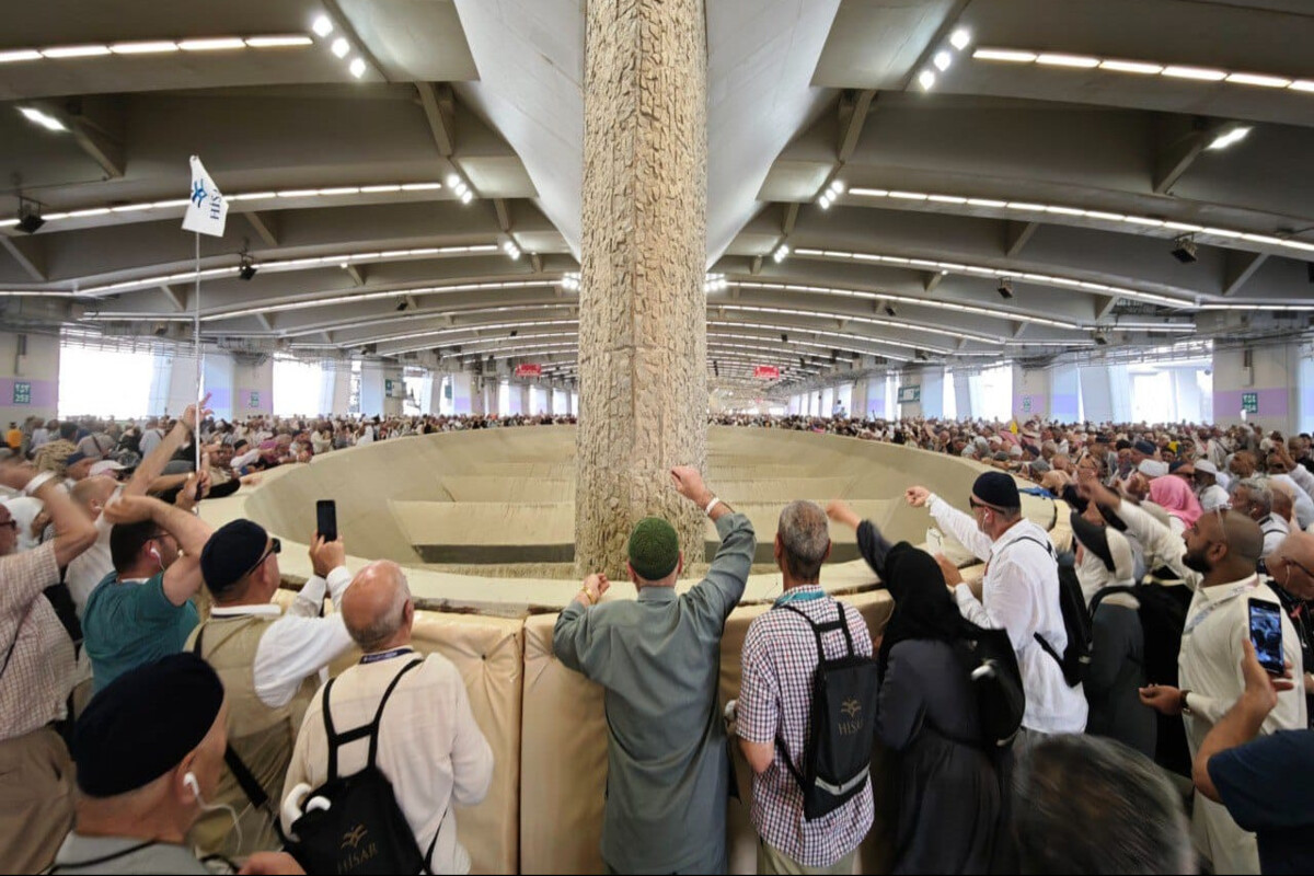 Jemaah dari berbagai negara sedang melaksanakan lontar jumrah dalam rangkaian ibadah haji 1446 H. (Dok. kemenag.go.id)