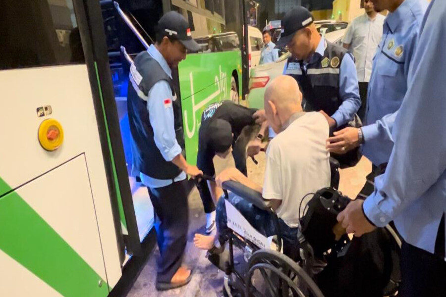 Petugas PPIH Arab Saudi membantu jemaah haji lansia turun dari bus usai wukuf di Arafah, sebelum kembali ke hotel asal masing-masing (Dok. kemenag.go.id)