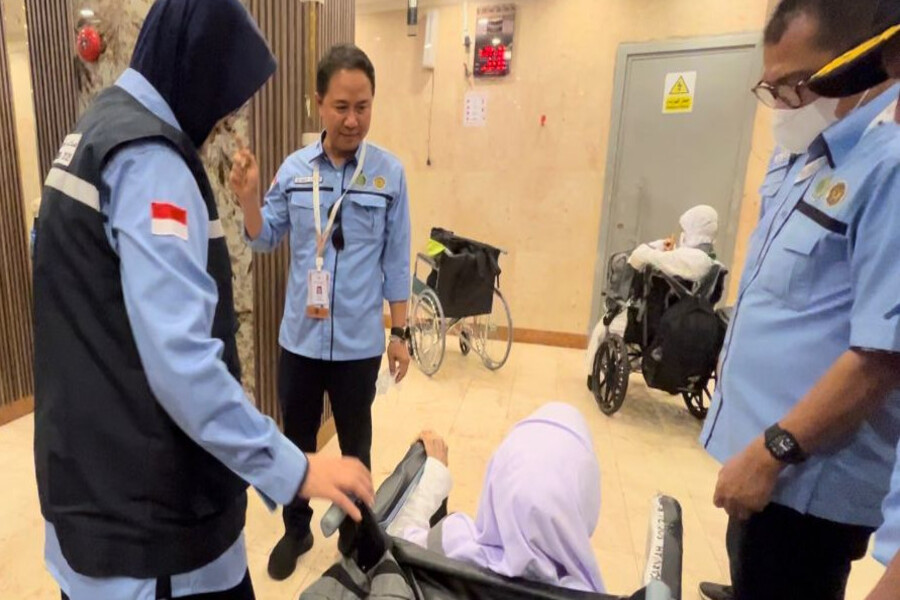 Dirjen PHU Hilman Latief meninjau langsung jemaah lansia yang mengikuti program Safari Wukuf di Makkah (Dok. kemenag.go.id)