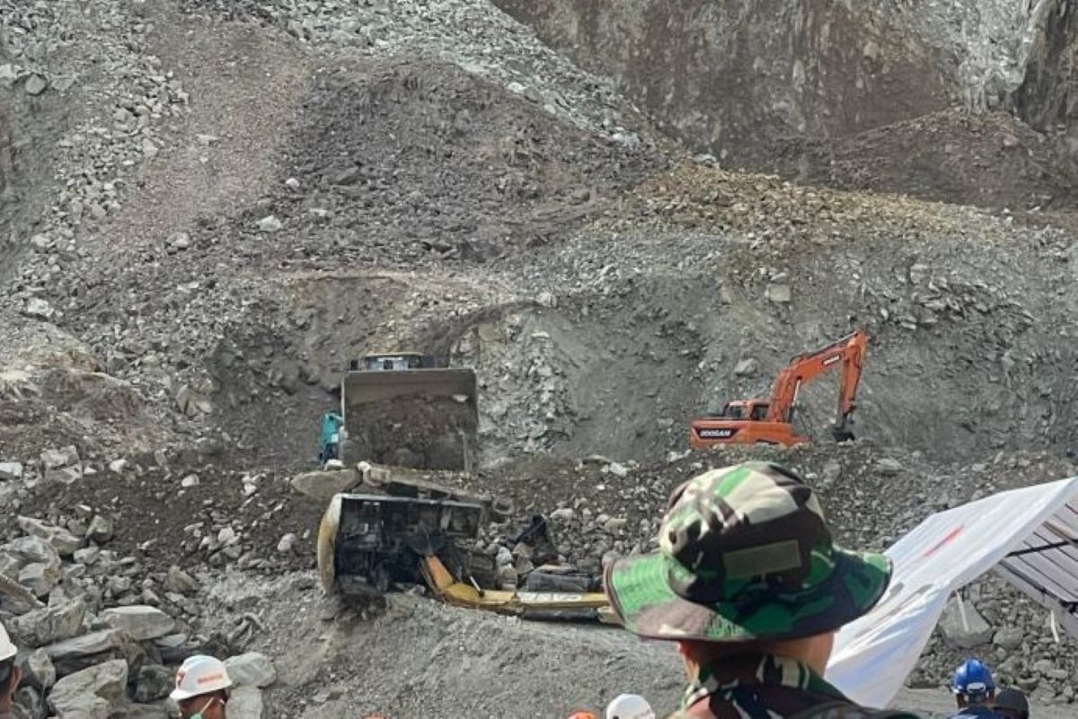 Petugas gabungan saat melakukan proses evakuasi korban longsor di area tambang Gunung Kuda Cirebon. (Fathnur Rohman/Antara)