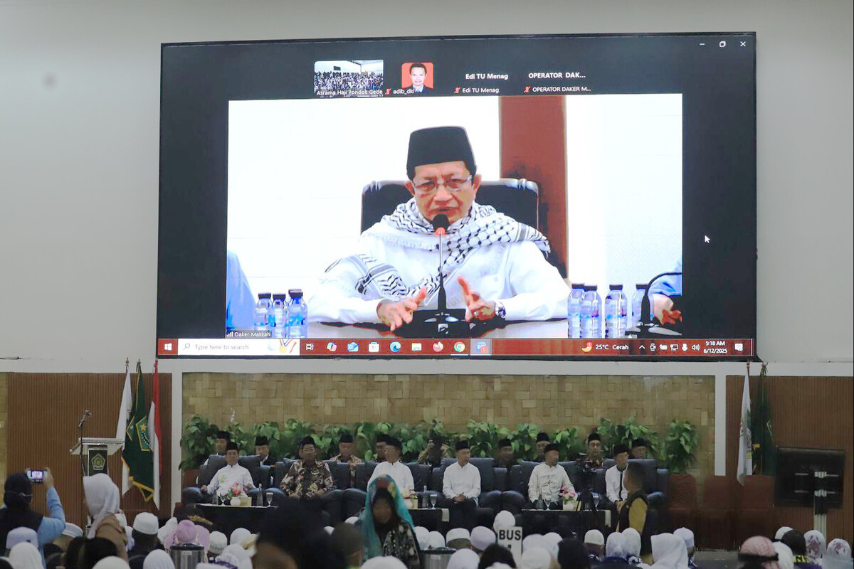 Menteri Agama Nasaruddin Umar memberikan sambutan daring kepada jemaah haji yang tiba di Asrama Haji Pondok Gede (Dok. kemenag.go.id).