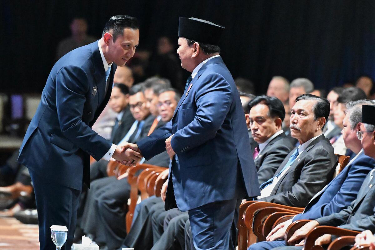 Agus Harimurti Yudhoyono menyalamai Presiden Prabowo Subianto setelah memberikan pidato pada Konferensi Internasional Infrastruktur 2025 di JCC, Jakarta. (Dok. setneg.go.id)