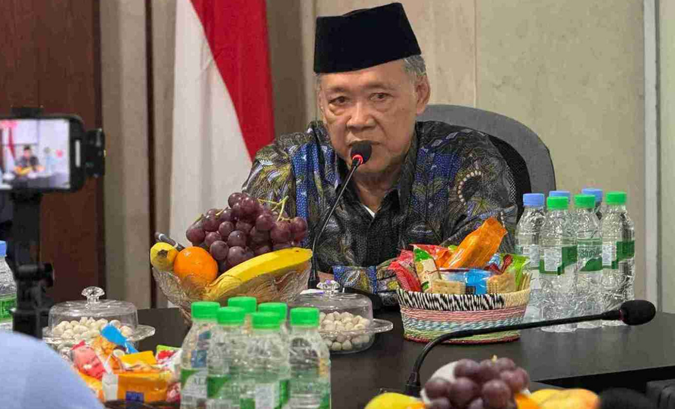 Ketua PP Muhammadiyah Syamsul Anwar memberikan apresiasi kepada petugas haji Indonesia di Madinah (Dok. kemenag.go.id)