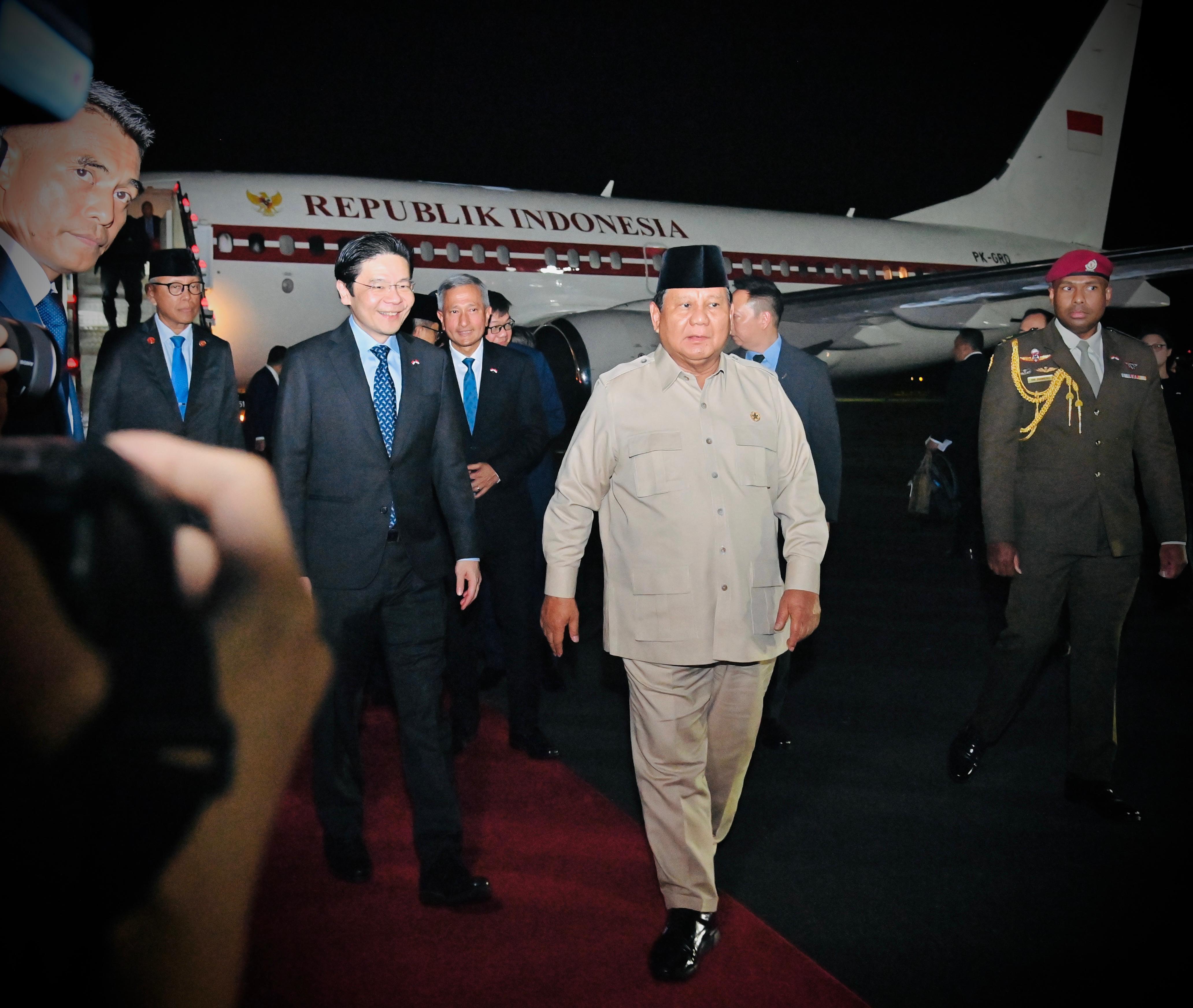 Presiden Prabowo Subianto Tiba di Singapura, Disambut Langsung oleh PM Lawrence Wong