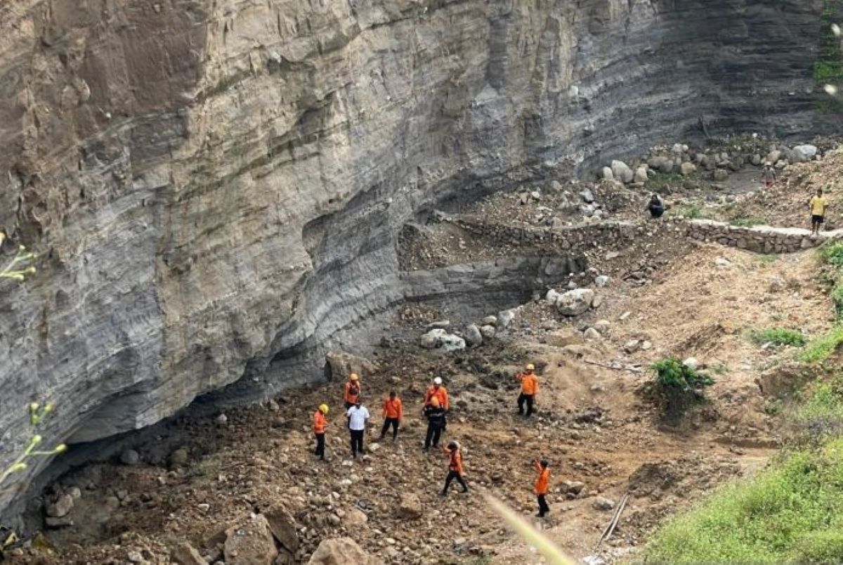 Tim gabungan lakukan proses pencarian dan evakuasi terhadap pekerja yang tertimbun longsor tambang galian C di Argasunya Cirebon, Rabu (18/6). (Fathnur Rohman/Antara)