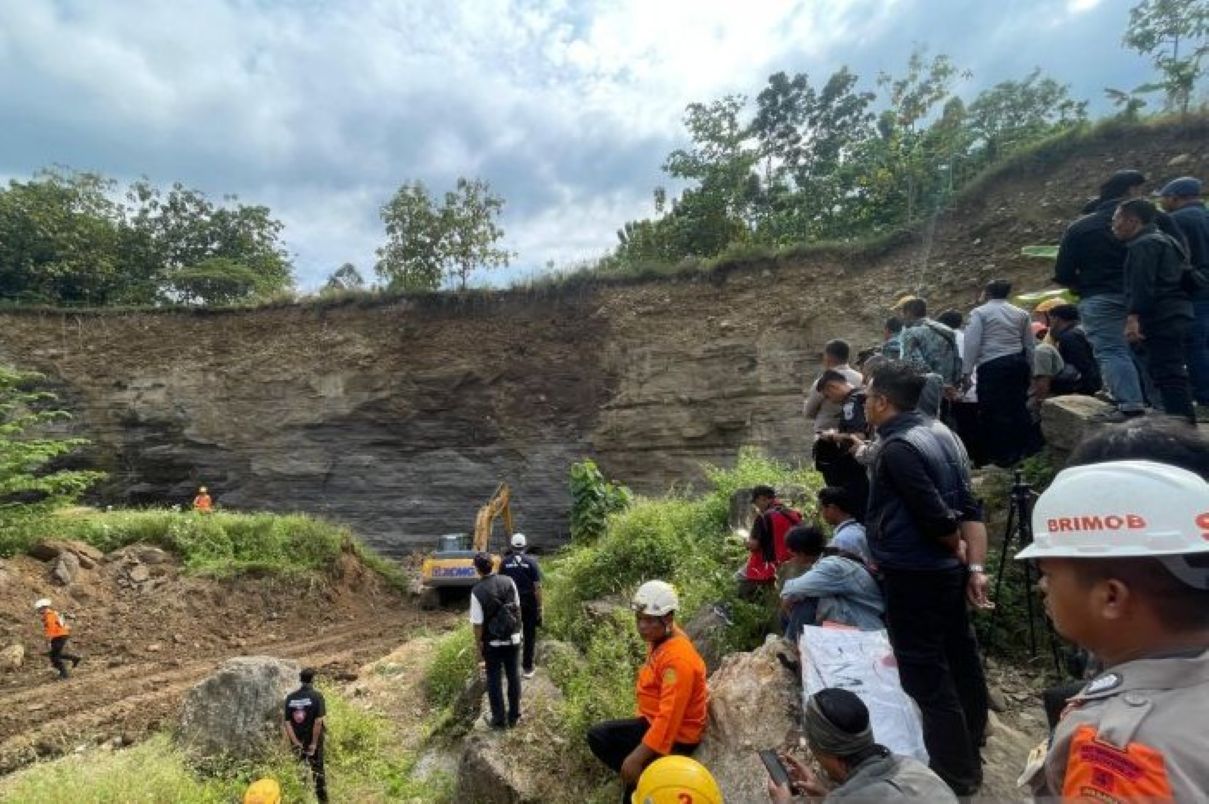 Proses pencarian dan evakuasi korban tertimbun longsor di area tambang galian C Kelurahan Argasunya Cirebon, Rabu (18/6). (Fathnur Rohman/Antara)