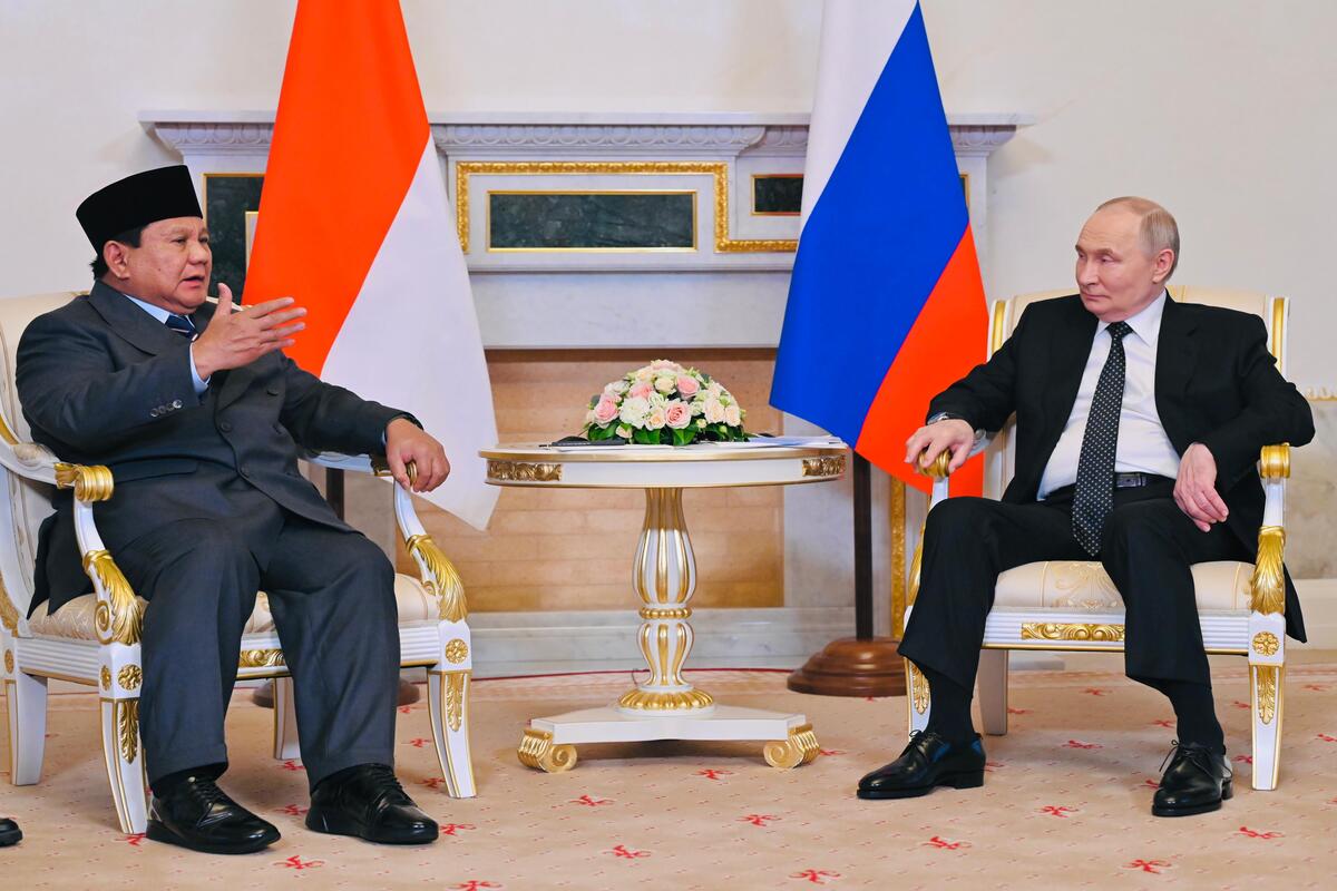 Presiden Prabowo dan Presiden Putin Bertemu Hangat di Istana Konstantinovsky