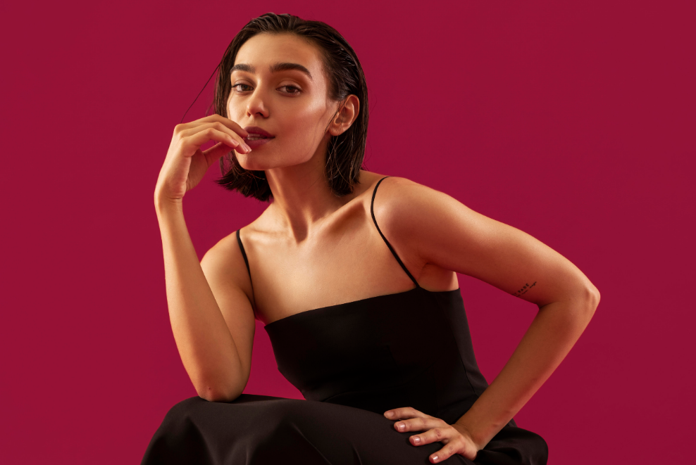 Ilustrasi perempuan terobsesi dengan penampilannya (Dok. Freepik)