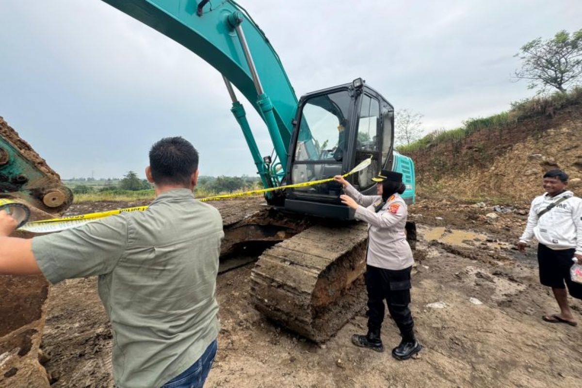 Polresta Cirebon segel lokasi tambang galian C ilegal di Kecamatan Beber, Cirebon. (Humas Polresta Cirebon/Antara)