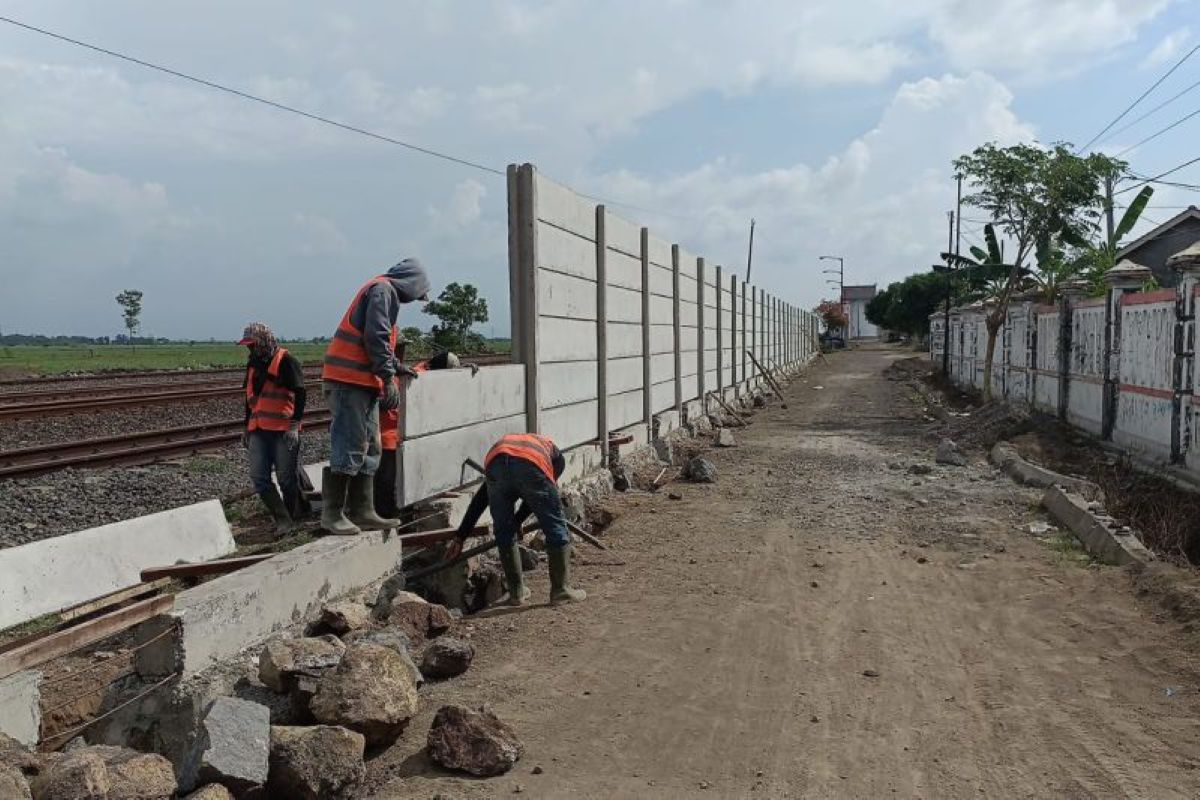 Pembangunan tembok panel beton untuk sterilisasi area stasiun di Cirebon. (PT KAI Daop 3 Cirebon/Antara)