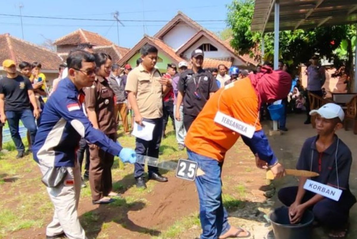 Polres Kuningan saat rekonstruksi kasus pembunuhan di Kuningan. (Fathnur Rohman/Antara)