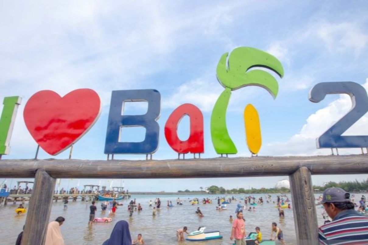 Destinasi wisata Pantai Balongan Indah (Bali) di Indramayu. (Fathnur Rohman/Antara)