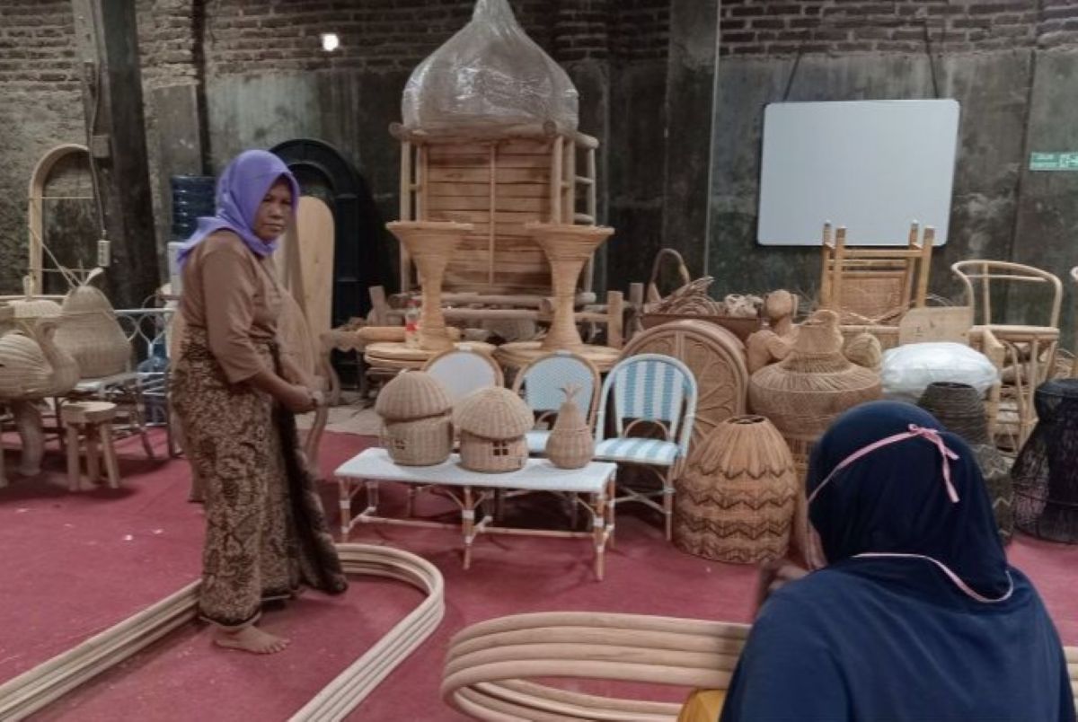 Pekerja menata produk mebel rotan di salah satu pabrik di Cirebon. (Fathnur Rohman/Antara)