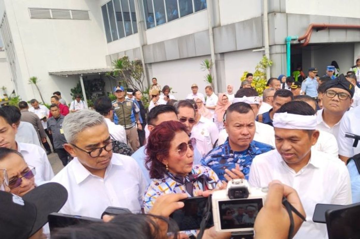 Gubernur Jawa Barat Dedi Mulyadi, pemilik Susi Air Susi Pudjiastuti, dan Wali Kota Bandung M Farhan. (Ricky Prayoga/Antara)
