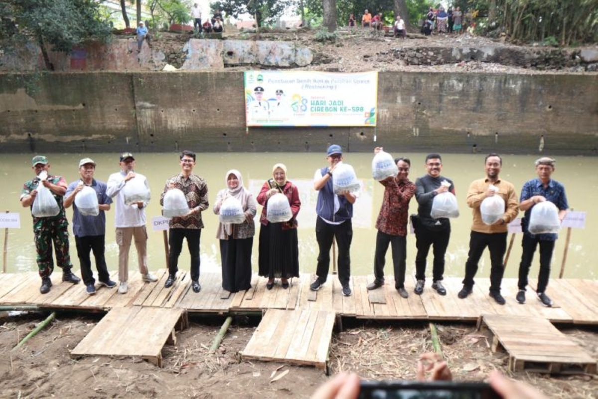 Pemkot Cirebon tebar benih ikan di perairan air tawar. (Pemkot Cirebon/Antara)