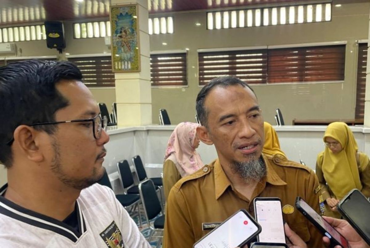 Kepala DP3APPKB Kota Cirebon Suwarso Budi Winarno (tengah). (Fathnur Rohman/Antara)