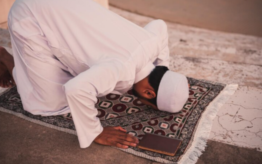 Ilustrasi jadwal sholat (Dok. Freepik)