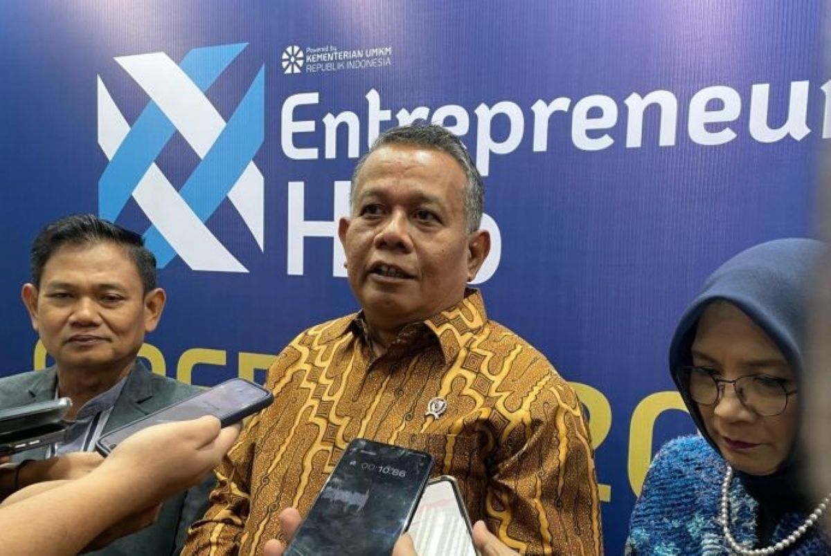 Wamen UMKM Helvi Moraza (tengah). (Fathnur Rohman/Antara)
