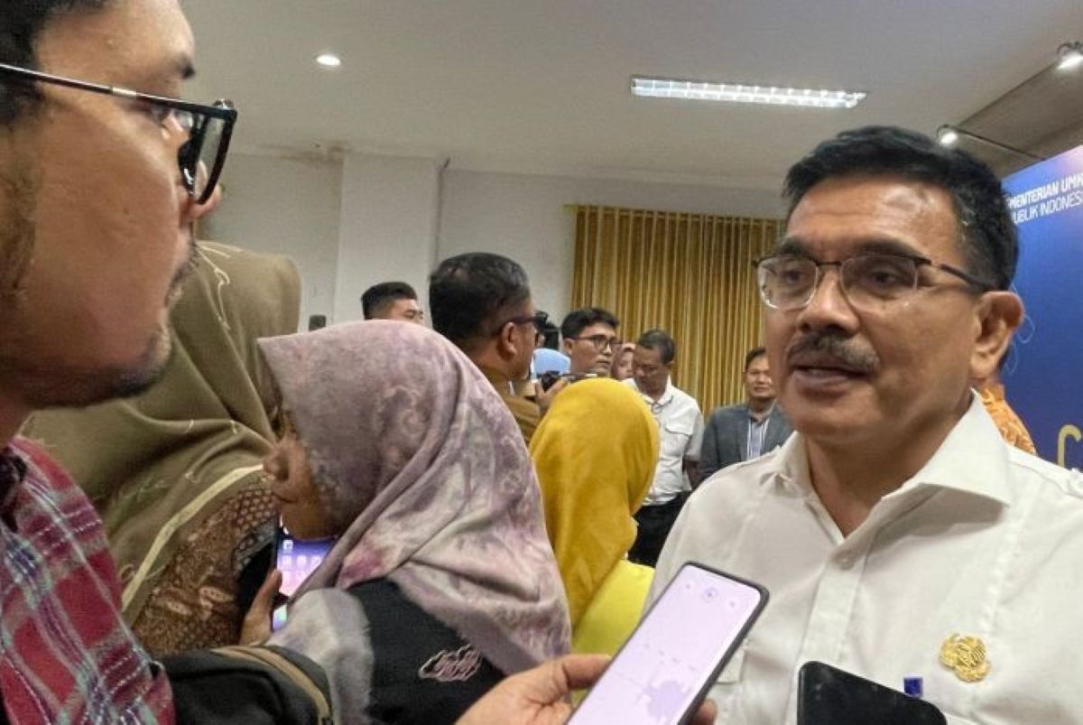 Kepala DKUKMPP Kota Cirebon Iing Daiman (kanan). (Fathnur Rohman/Antara)