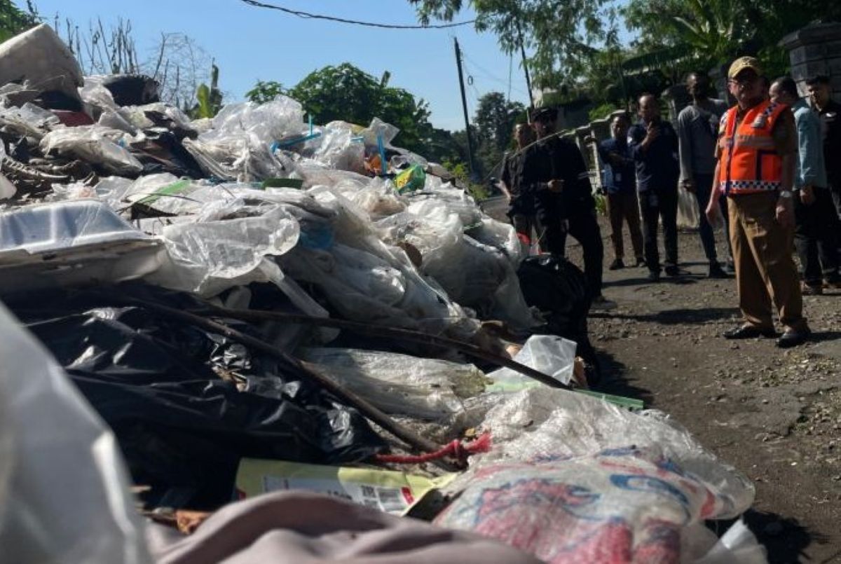 Tumpukan sampah di Kecamatan Kedawung diangkut menggunakan 10 unit truk. (Fathnur Rohman/Antara)