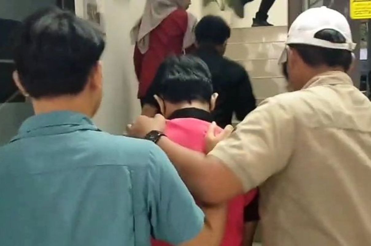 Pegawai bank plat merah sebagai tersangka kasus dugaan tindak pidana korupsi dana kredit nasabah dibawa ke Kantor Kejari Indramayu. (Fathnur Rohman/Antara)