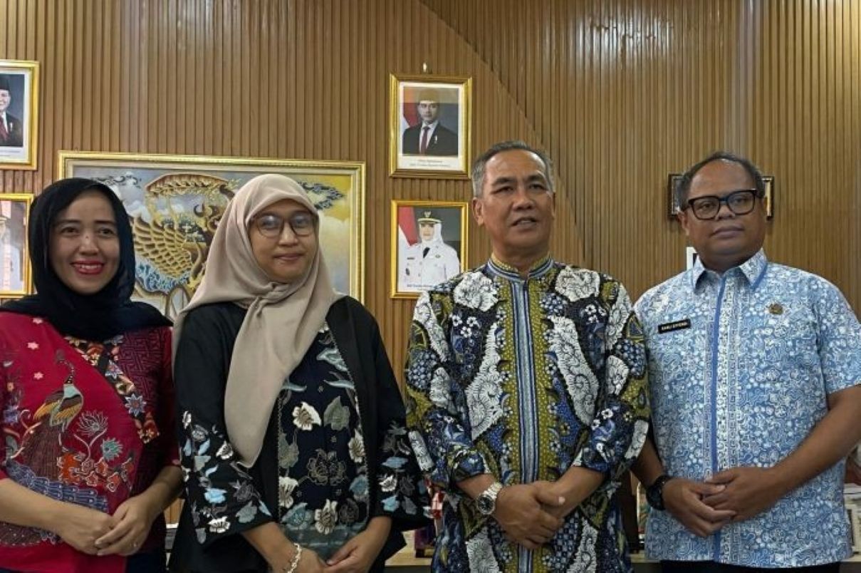 Pejabat Informasi Nasional Pusat Informasi PBB (UNIC) Indonesia Siska Widyawati (dua dari kiri) berkunjung ke Kantor Disbudpar Kota Cirebon, Kamis (10/7). (Fathnur Rohman/Antara)