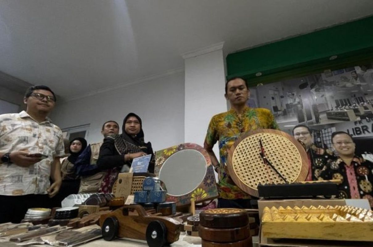 Pelaku UMKM saat menjajakan produk hastakarya di Kota Cirebon. (Fathnur Rohman/Antara)