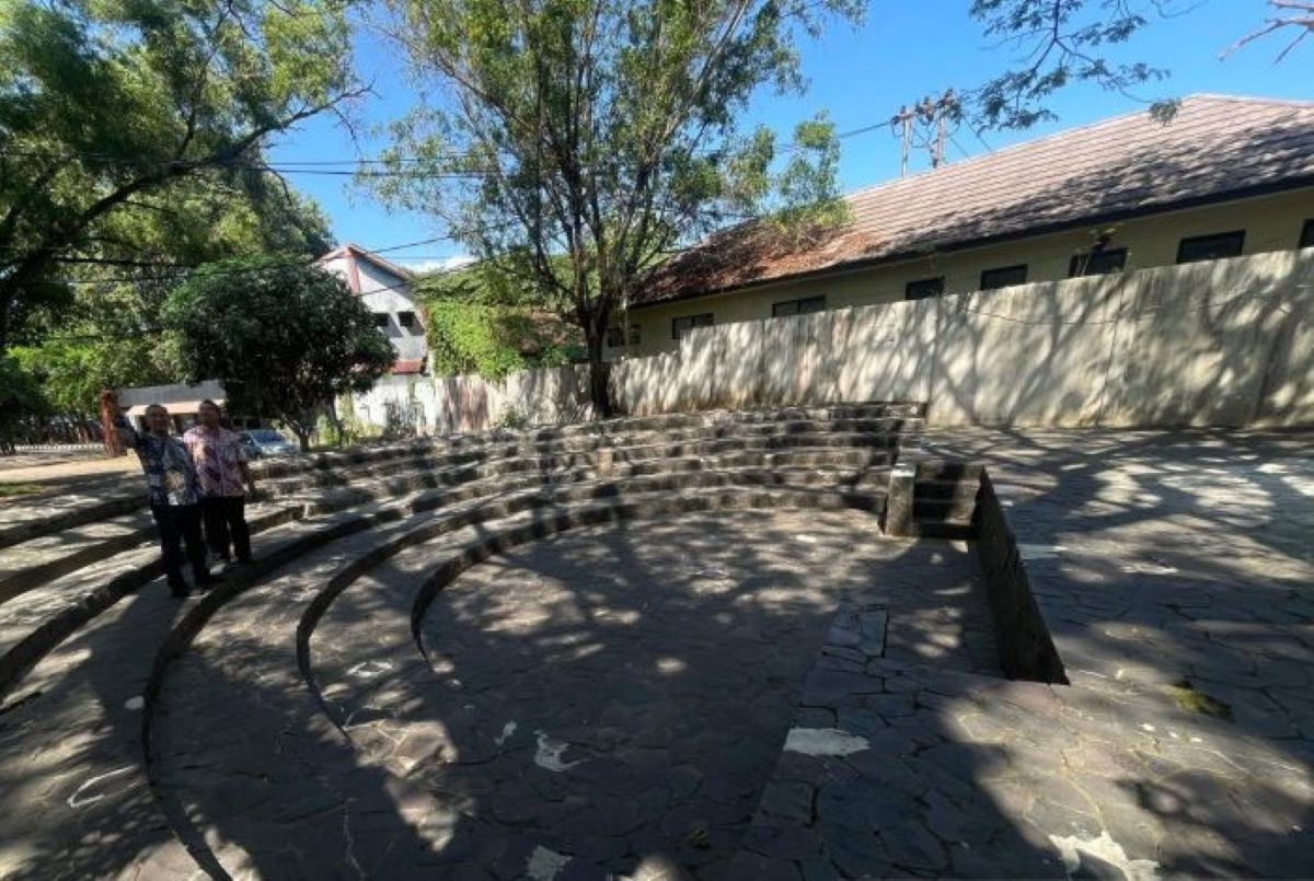 Kondisi fasilitas amfiteater di Gedung Kesenian Kota Cirebon. (Fathnur Rohman/Antara)